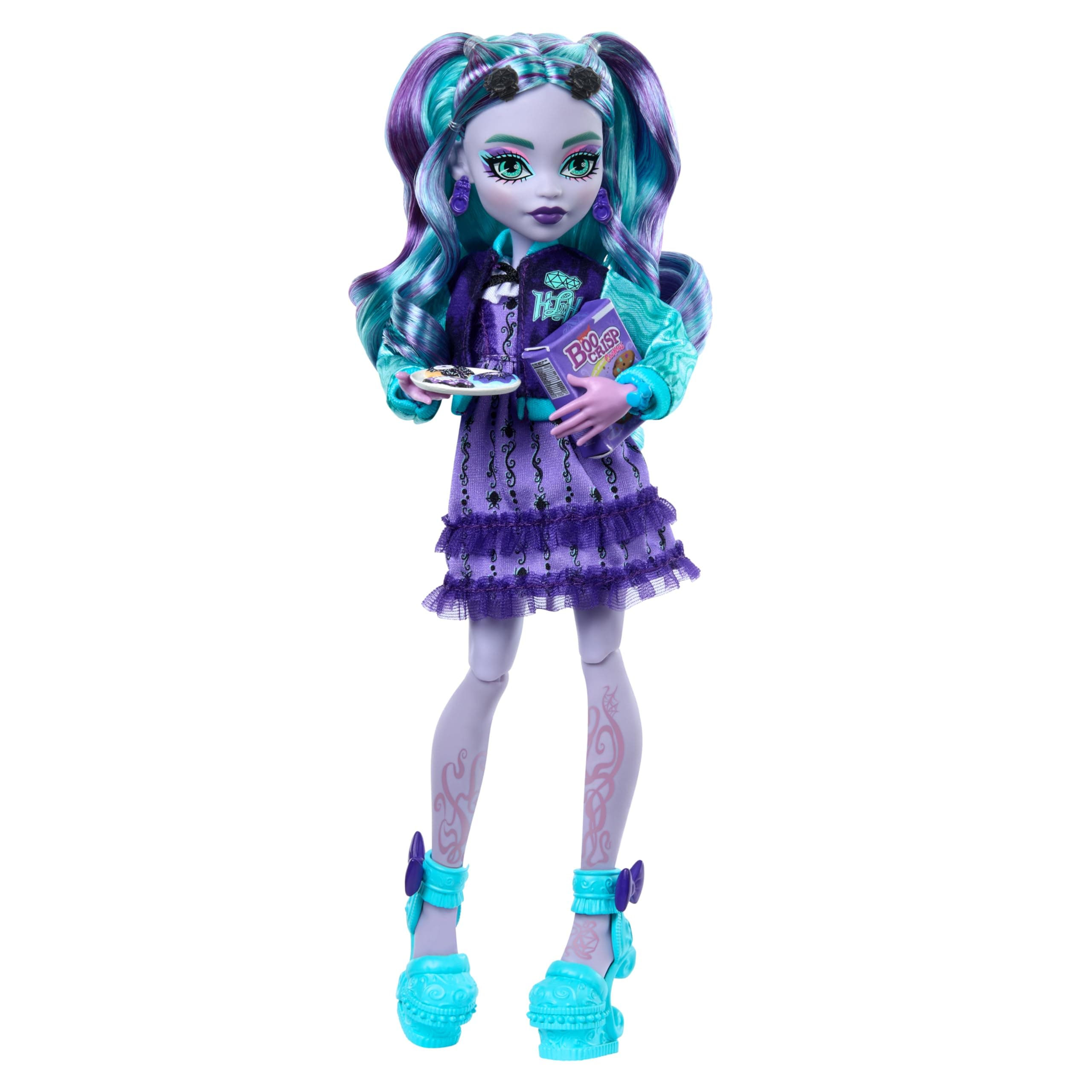 Monster High Fearbook Twyla, Doll in Purple Dress with Ruffles, Yearbook, College Style Jacket and Fashion Accessories, Toy Gift for Boys and Girls +4 Years, HXW31